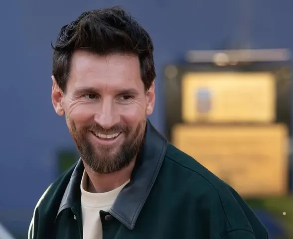 Lionel Messi se apresenta à seleção argentina para jogo de despedida