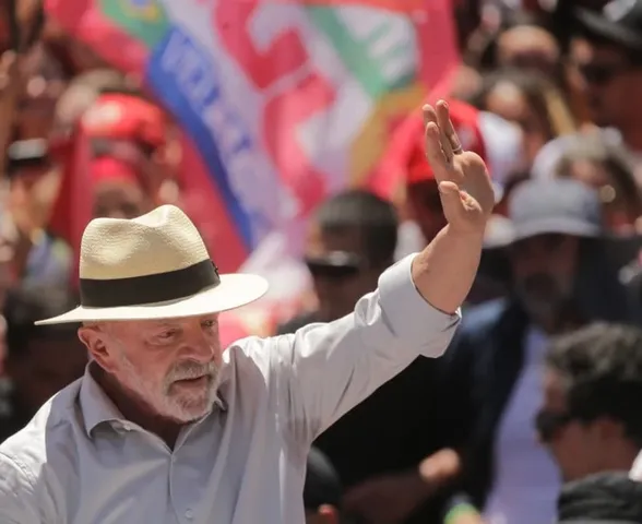 Lula anuncia PEC para garantir passe livre no transporte aos fins de semana