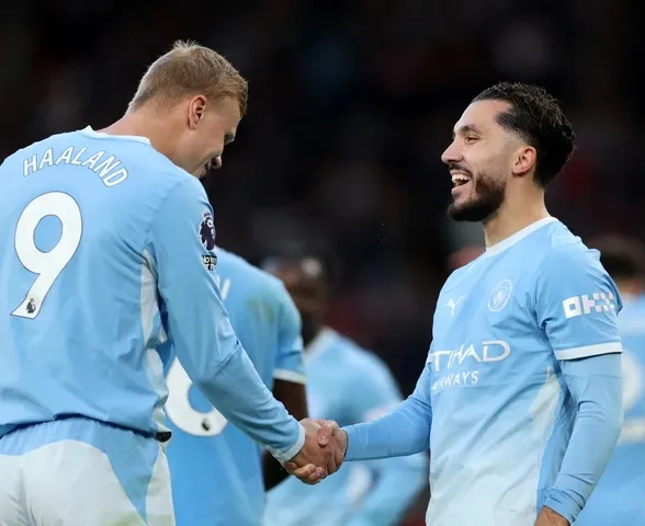 Manchester City vence Liverpool e se isola na liderança da Premier League