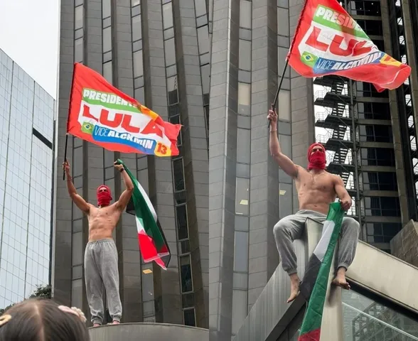 Manifestante rouba a cena em ato pró-Lula e é apelidado de “gostoso da Paulista”