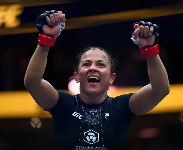 Natália Silva vence e conquista cinturão inédito para o Brasil no UFC