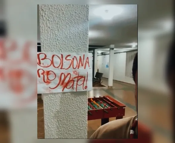 Professor da Ufal critica cartazes políticos espalhados pelo campus e questiona legalidade das manifestações
