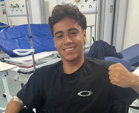 Surfista é atingido por quatro tiros enquanto tomava açaí