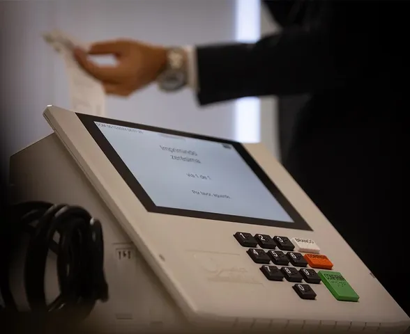 TSE registra troca de 1.543 urnas a 1h30 do término das votações