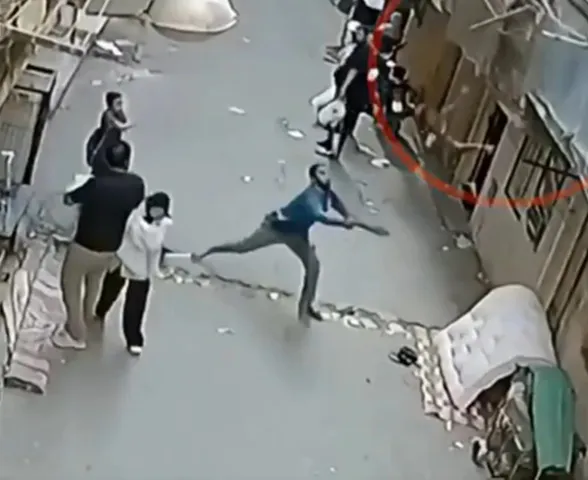 Vídeo mostra homem salvando criança que caiu de prédio no Egito