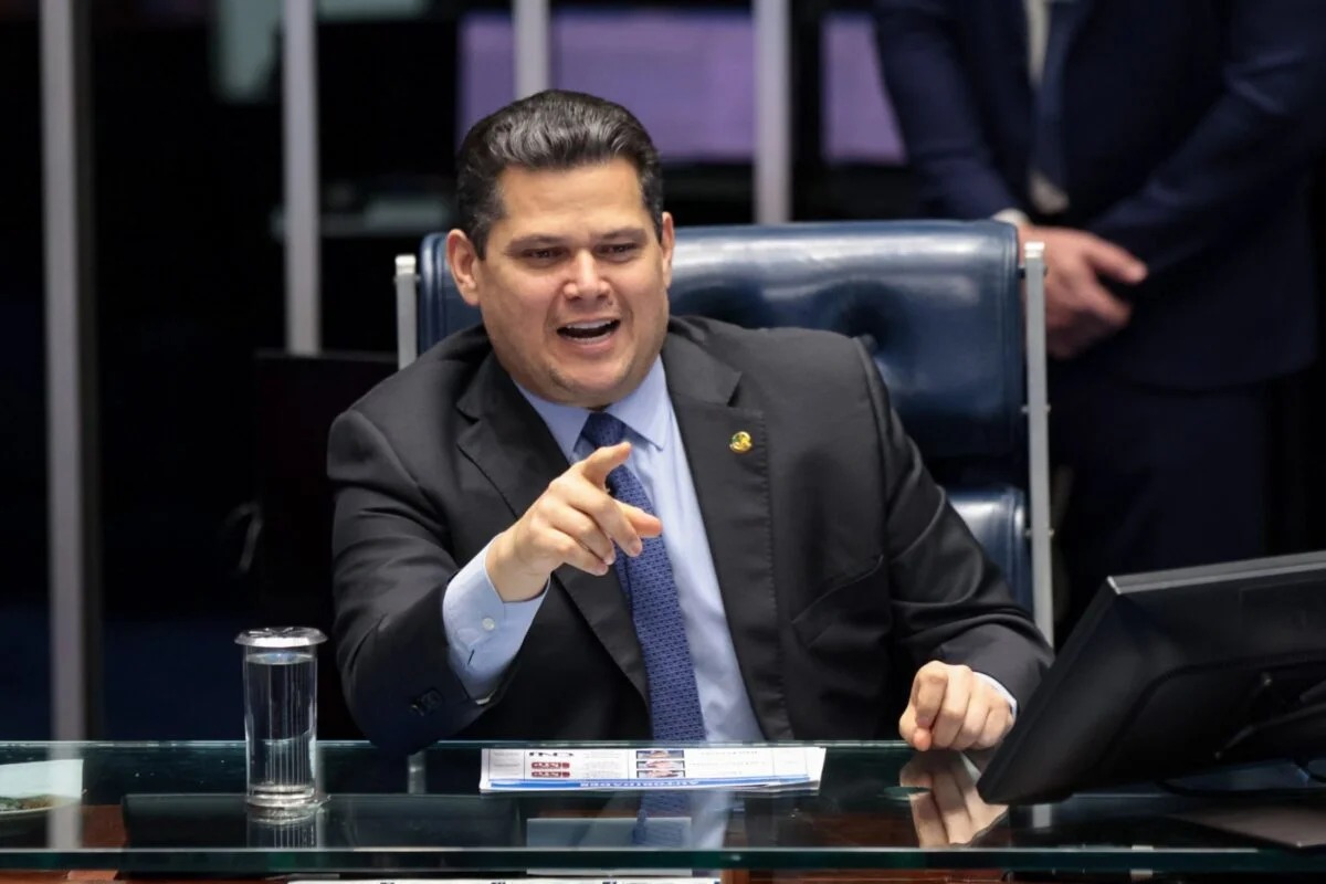 Alcolumbre sinaliza colocar fim da 6x1 em votação na próxima semana
