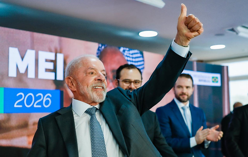 Com TSE sob ataque e enfraquecido, Lula desdenha da lei eleitoral e até distribui dinheiro