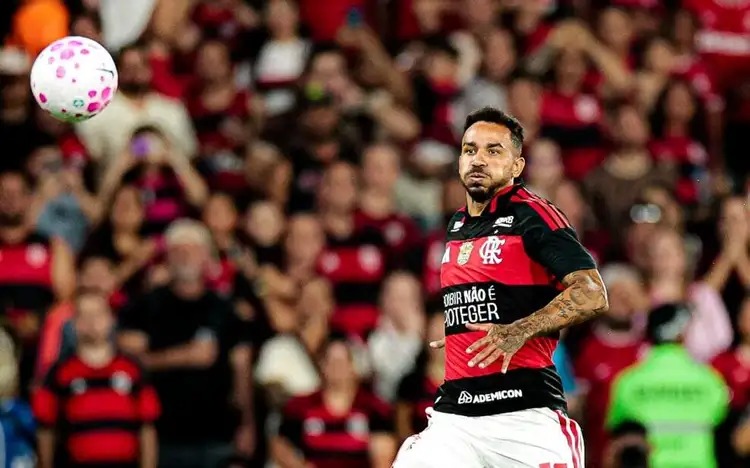 Danilo sofre duas fraturas na mandíbula e passará por cirurgia
