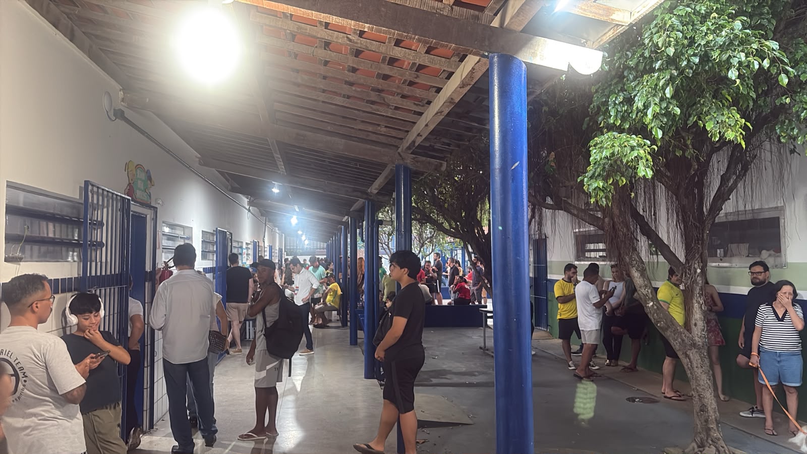 Eleições 2026: filas permanecem após fechamento dos portões em Maceió