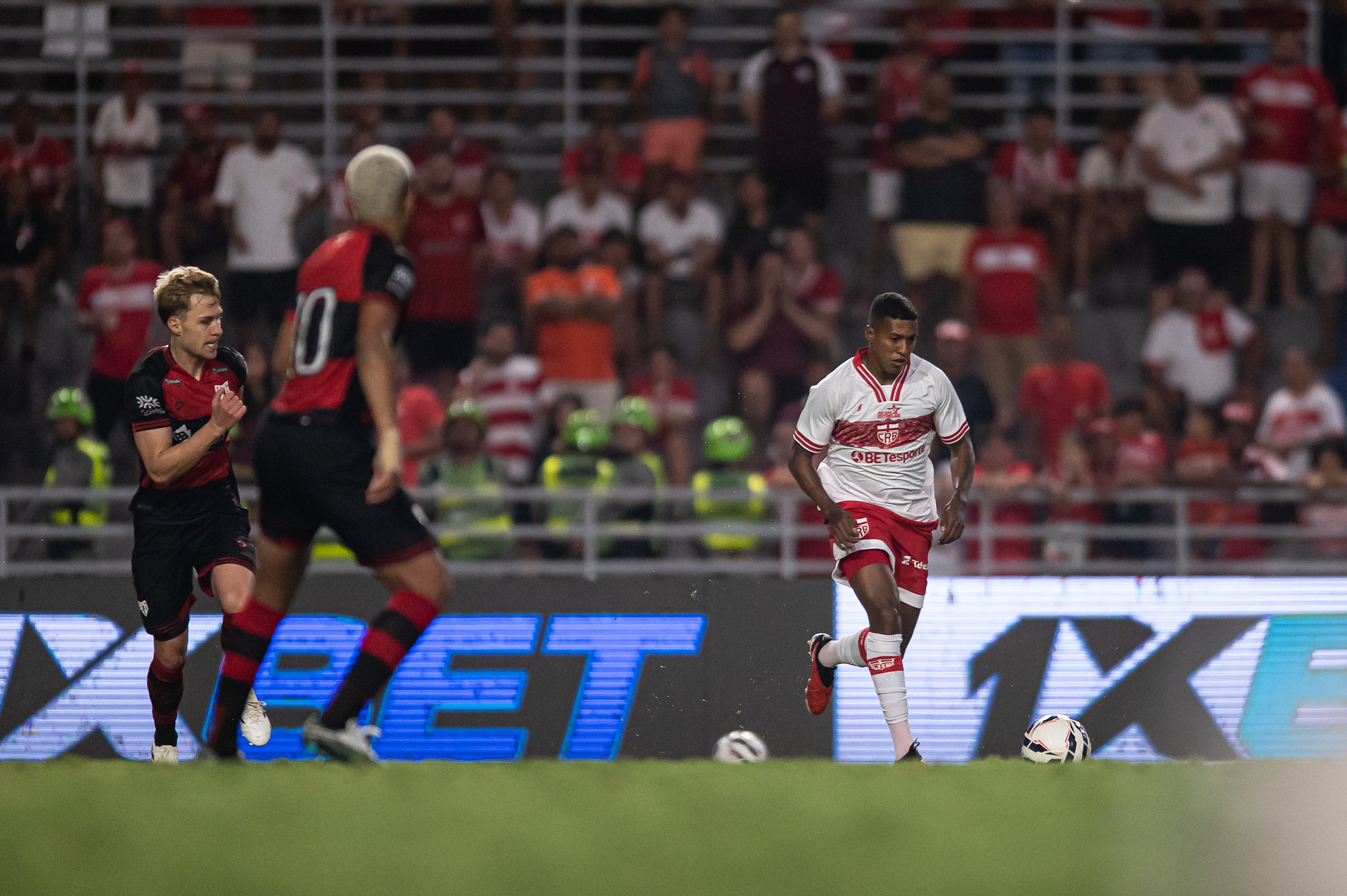 Em duelo marcado pelo equilíbrio, CRB leva vantagem contra o Atlético-GO