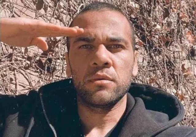 Ex-Seleção Brasileira, Daniel Alves declara apoio a Flávio Bolsonaro