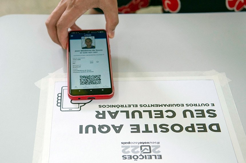 Homem é detido após entrar com celular na cabine para filmar o voto em seção no Clima Bom, em Maceió
