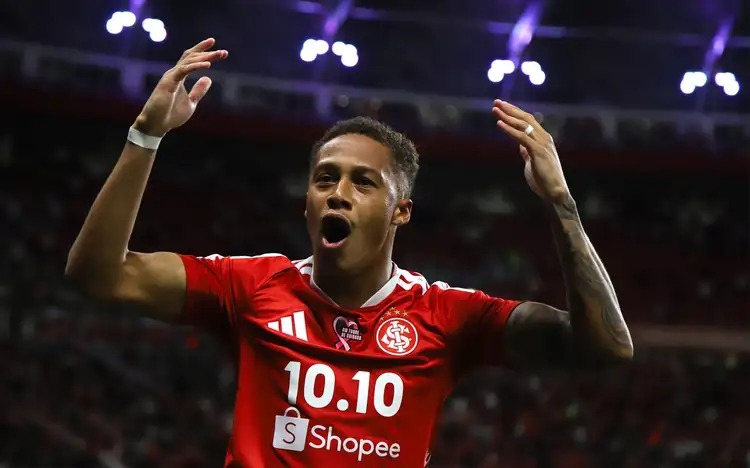 Internacional vence Corinthians e esquenta luta contra o rebaixamento
