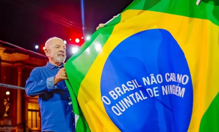 Lula cresce cinco pontos em relação a 2022 nos países com apuração encerrada, Flávio mantém votos do pai