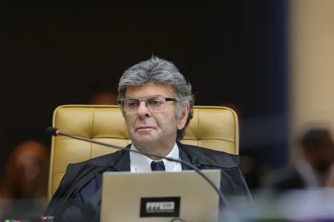 Ministro do STF, Luiz Fux vota em Brasília neste domingo (4)