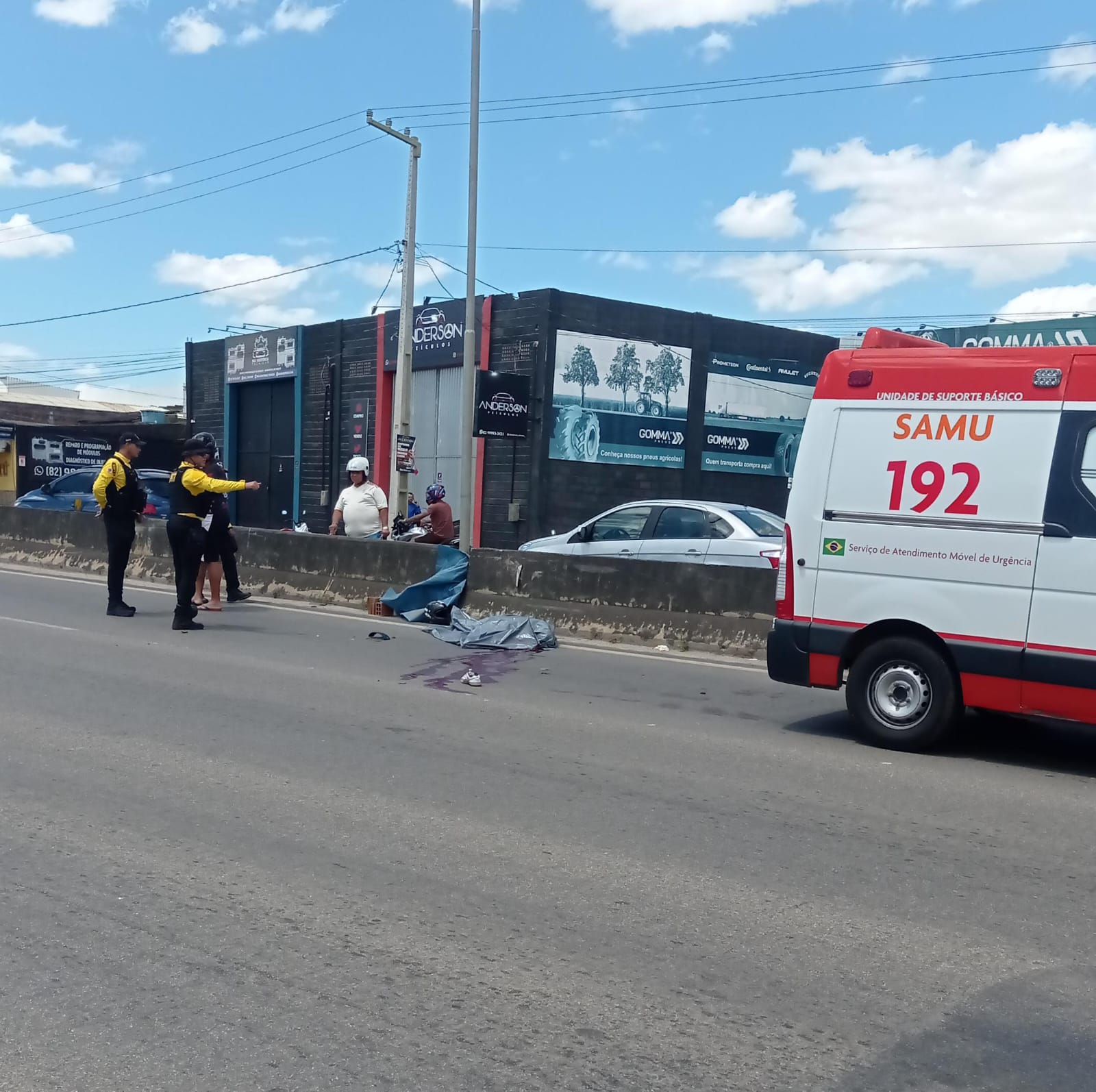 Motociclista é arremessado contra poste e morre após acidente em Arapiraca