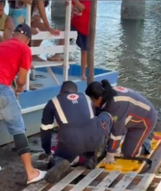Mulher cai de ponte na Barra de Santo Antônio e é socorrida pelo Samu