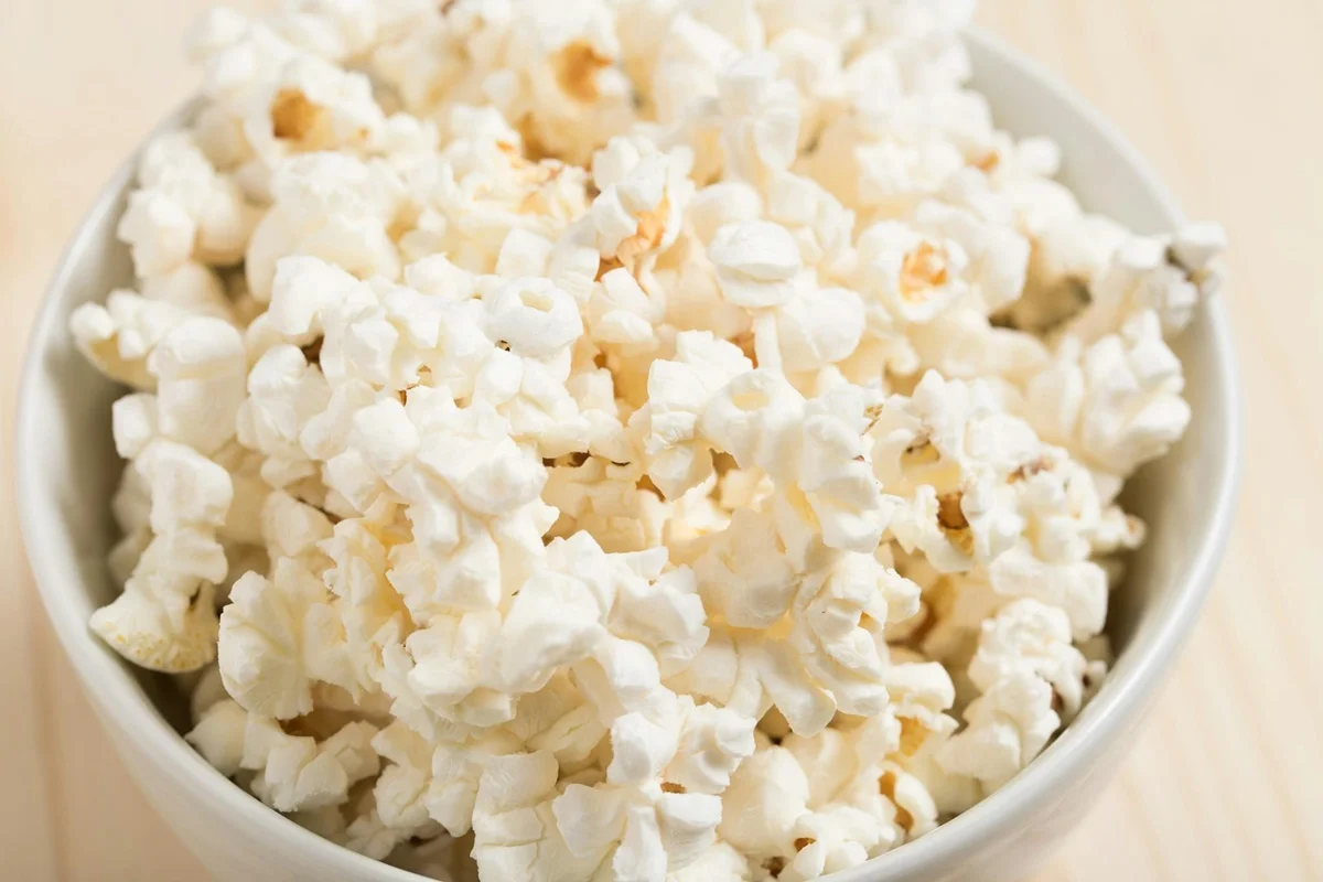 Pipoca é low carb? Emagrece? O que diz uma nutricionista sobre o quitute