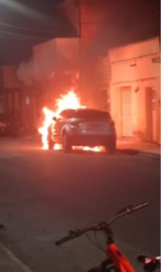 Vídeo: incêndio destrói carro de luxo em rua de Arapiraca