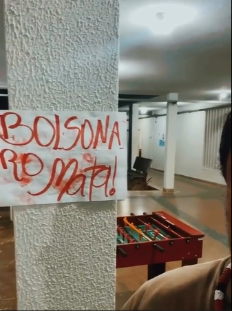 Professor da Ufal critica cartazes políticos espalhados pelo campus e questiona legalidade das manifestações