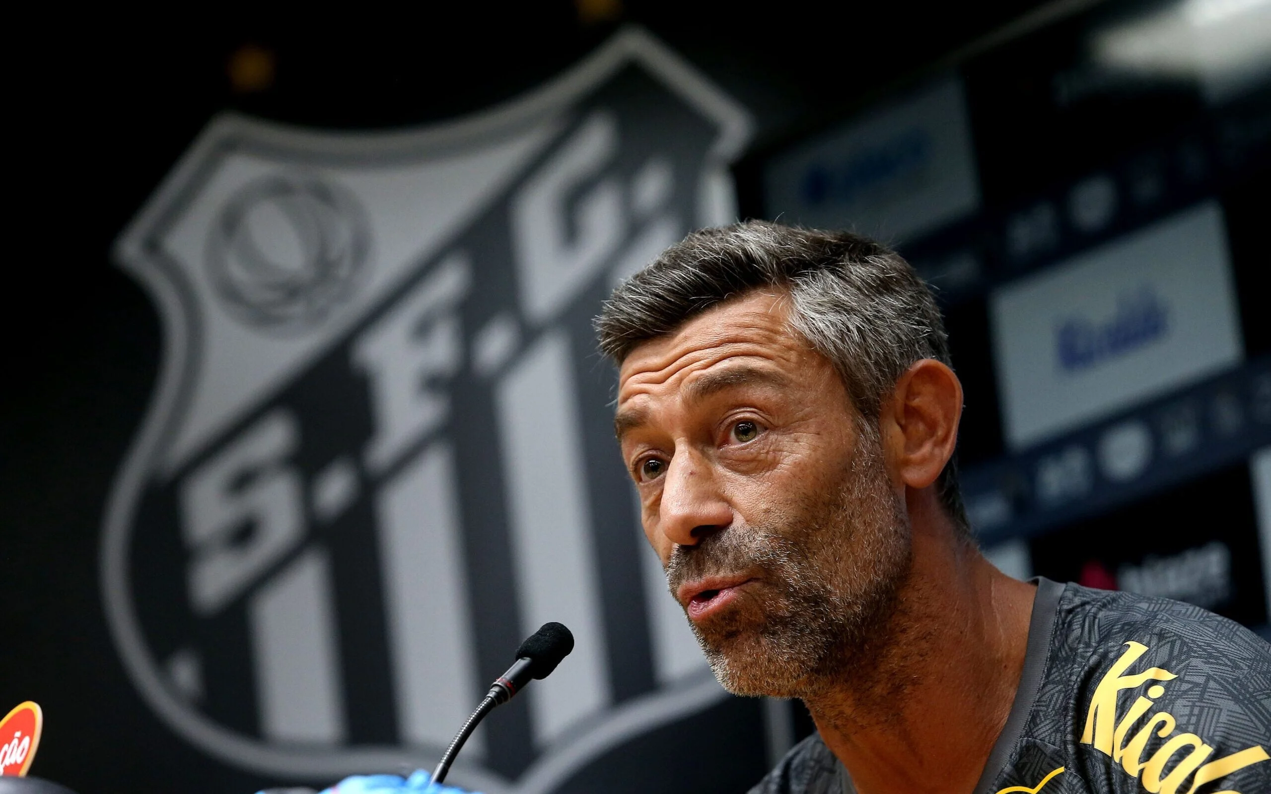 Santos sofre três novos transfer bans da Fifa por dívidas com Caixinha e comissão