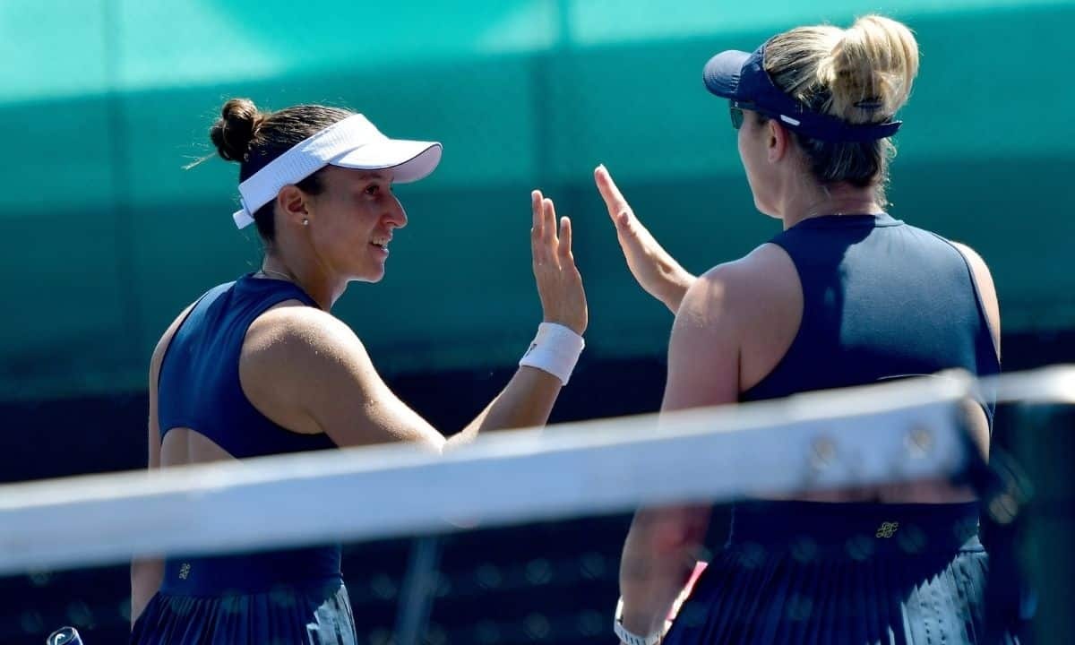 Stefani e Dabrowski eliminam campeãs olímpicas e vão às semis em Pequim