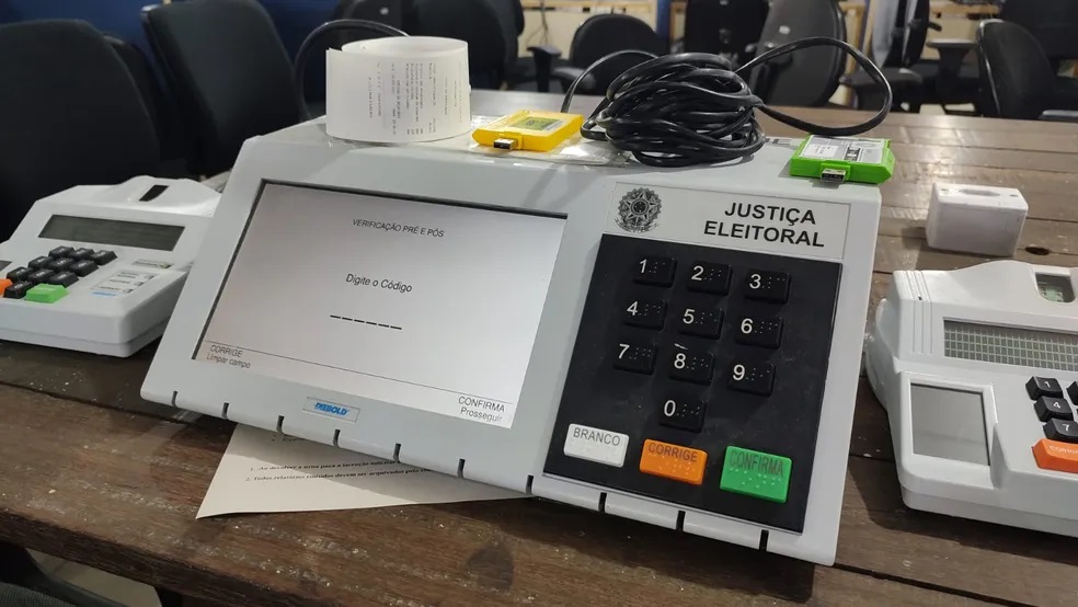 Urna eletrônica apresenta defeito e votação atrasa em seção no Prado