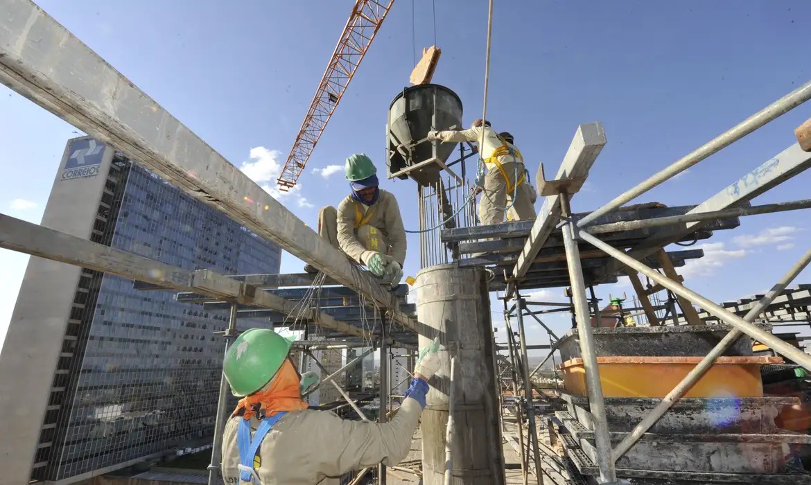 Vou trabalhar menos e ganhar o mesmo? Entenda o salário com o fim da escala 6x1