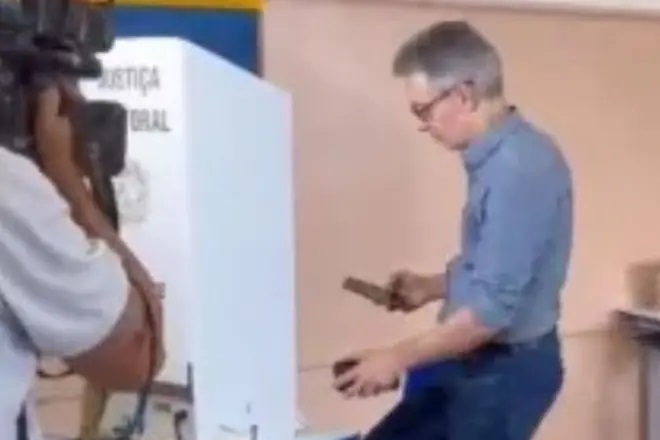 Zema ironiza ação ajuizada pelo MPE após usar celular na cabine de votação