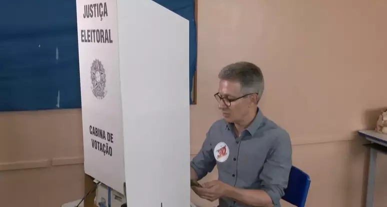 Zema usa celular na cabine de votação, apesar de regras do TSE