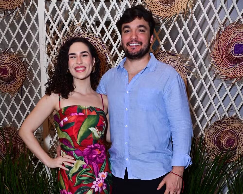 Lívian Aragão faz aparição rara com namorado no São João da Thay