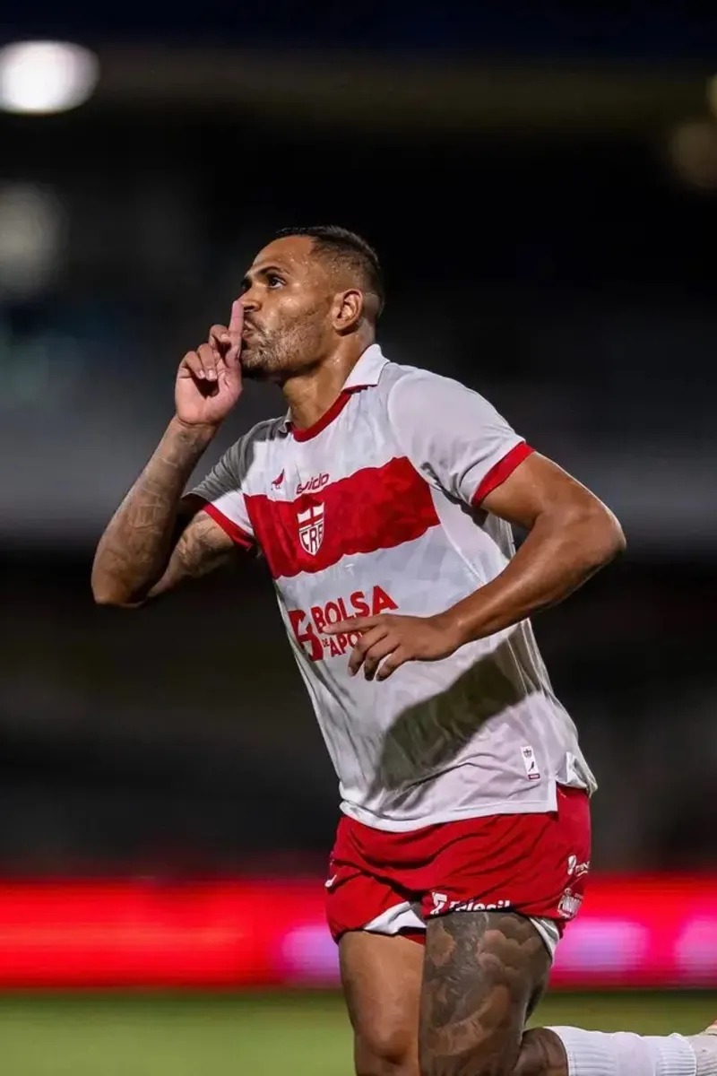 Mikael marca pelo 4º jogo e amplia vantagem na artilharia da Série B