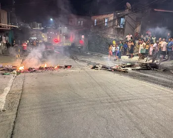 Vídeo: moradores do Jacintinho bloqueiam ladeira em protesto 