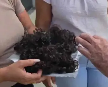 Mulher que esfaqueou menina é mantida presa após audiência