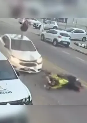 Vídeo mostra motociclista sendo arremessado após colisão 