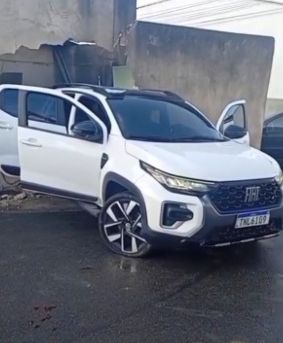 Suspeitos batem carro em muro e fogem por mata no Benedito Bentes
