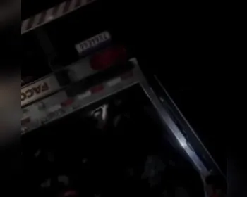 Vídeo mostra população saqueando carne após carreta capotar na BR-101