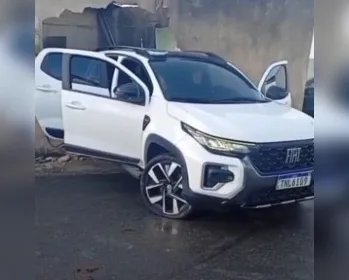 Suspeitos batem carro em muro e fogem por mata no Benedito Bentes