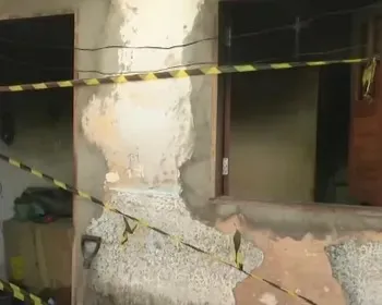 Casa pega fogo após explosão de botijão de gás e deixa feridos 