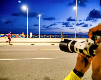 Fotógrafos de caminhadas de rua eternizam momentos de superação