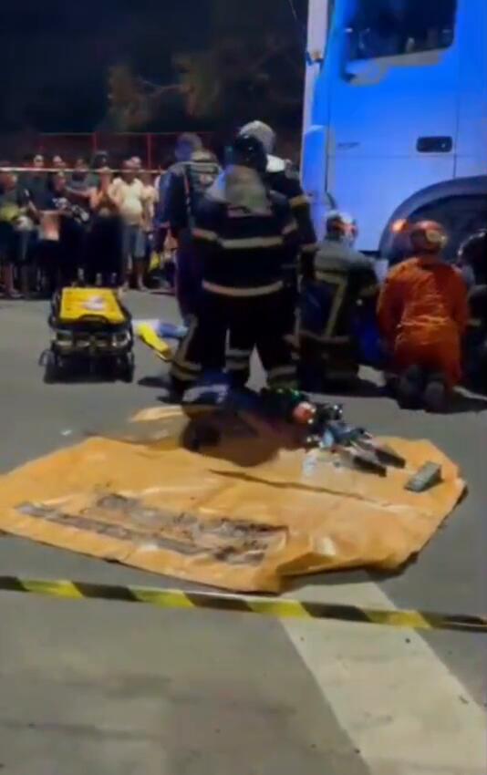 Ciclista sobrevive após cair embaixo de caminhão em acidente