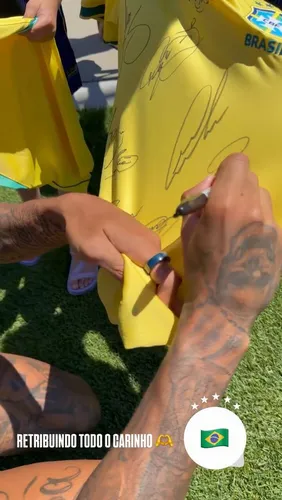 Seleção esbanja simpatia com os torcedores após o treino desta terça; confira o vídeo