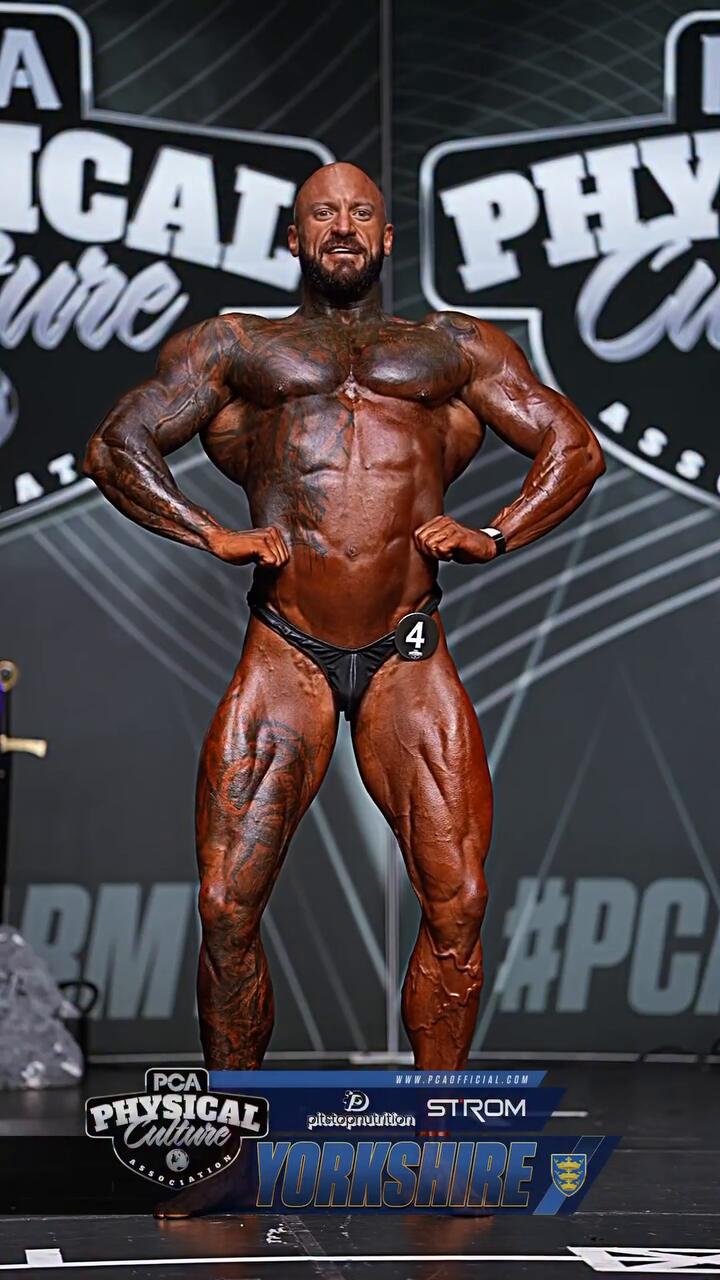 Fisiculturista de 33 anos morre após desmaiar no palco durante competição; atleta havia se casado há 2 meses