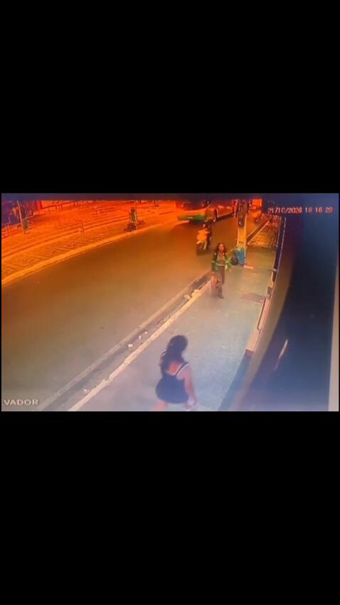 Vídeo mostra momento em que estudante cai de bicicleta antes de morrer atropelado por ônibus em Arapiraca