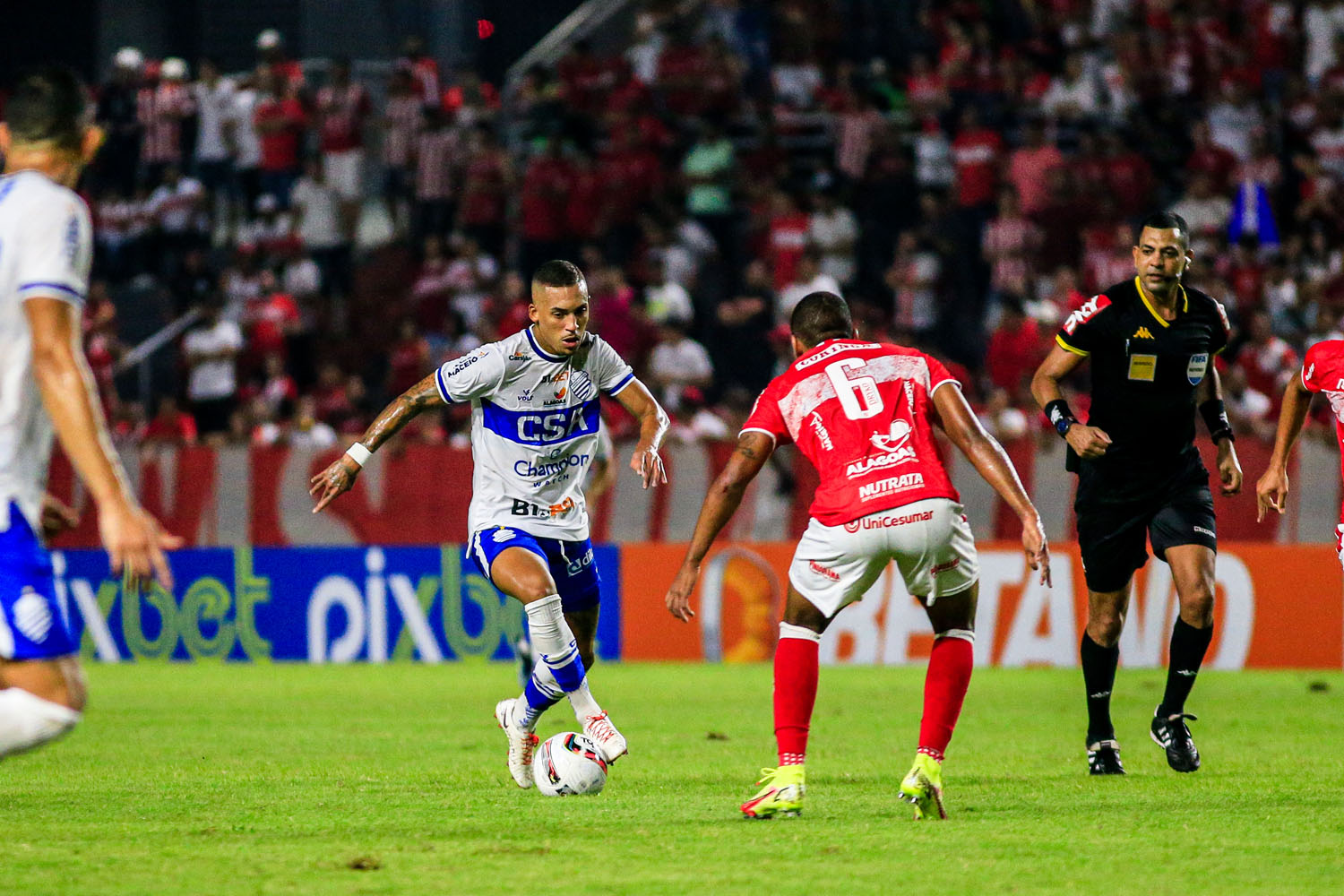 Em jogo sem emoção no Rei Pelé, CRB e CSA ficam no empate: 0 a 0
