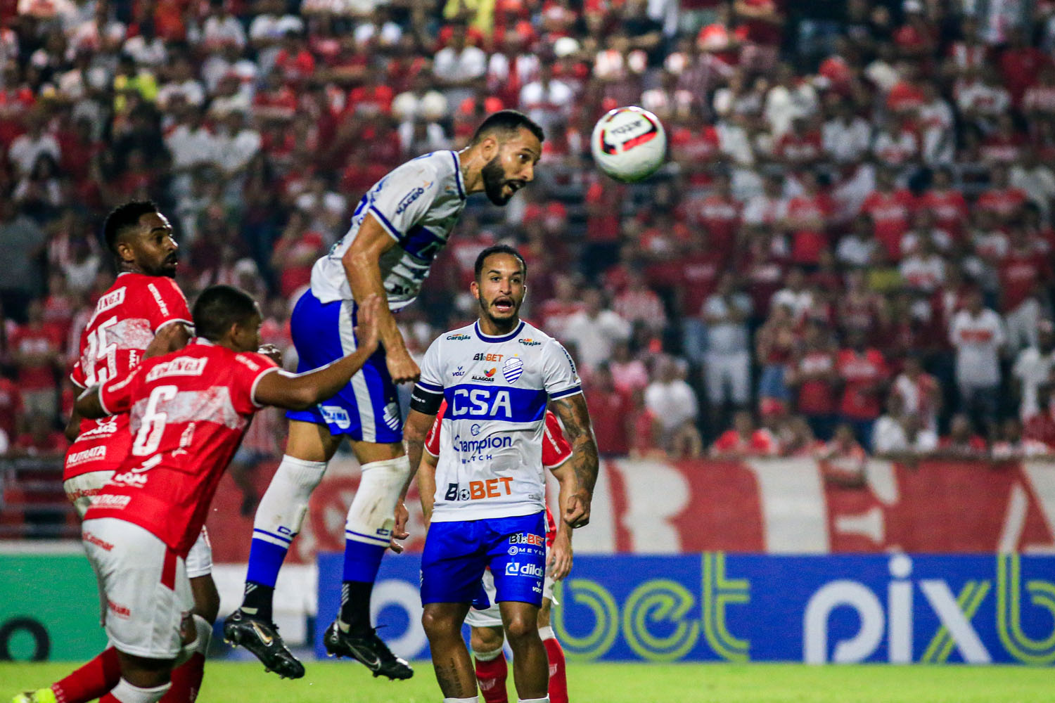 Azulão começou melhor, chegando ao ataque, mas não concretizou em gols