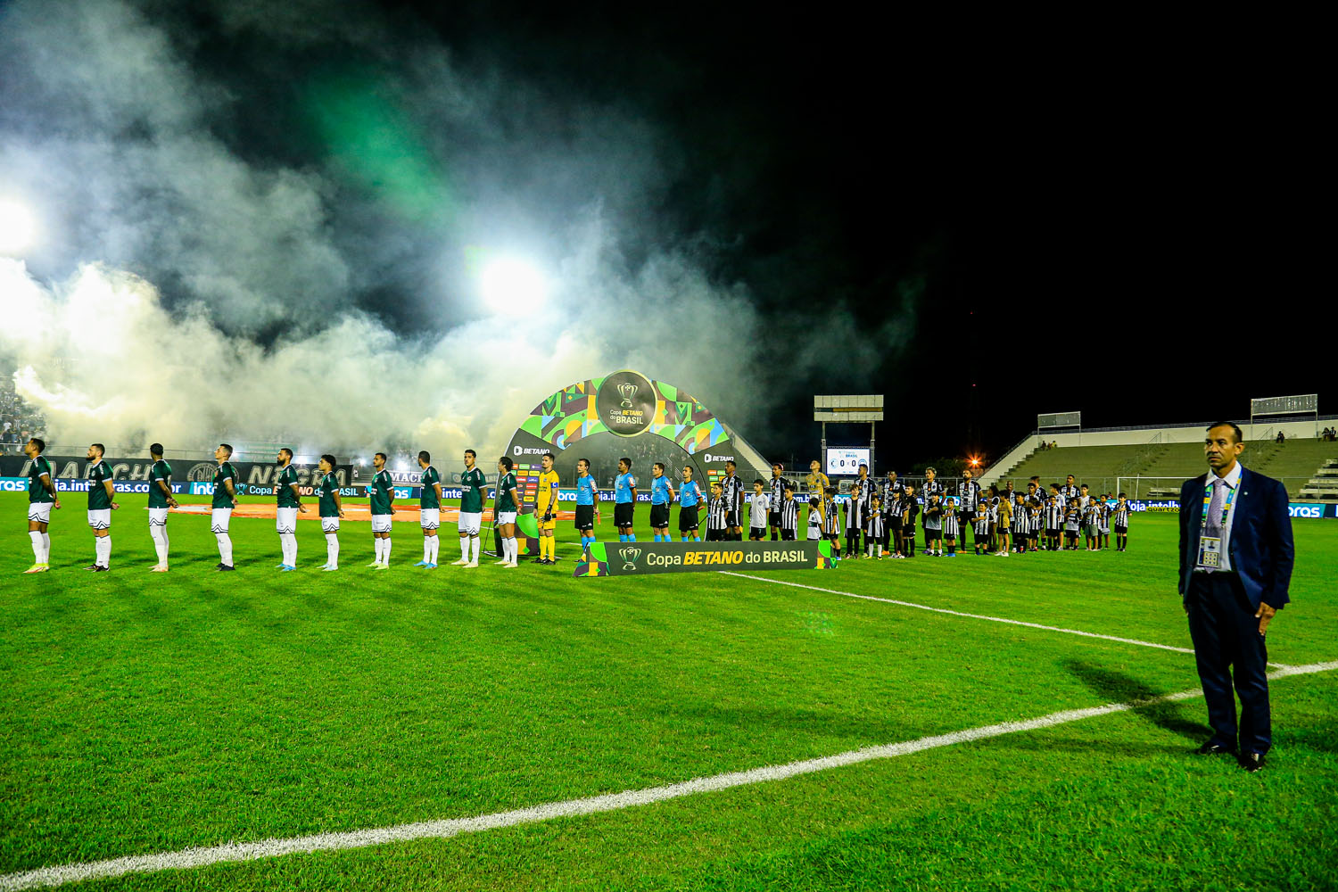 Torcida alvinegra fez uma linda festa para duelo da Copa do Brasil