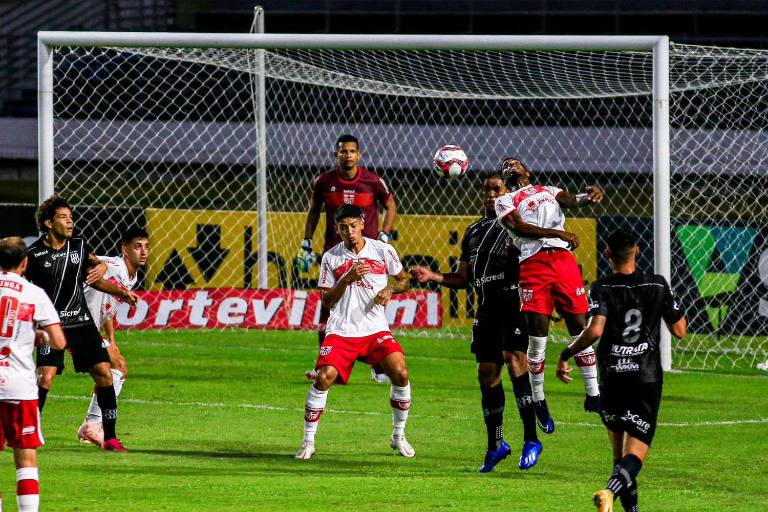 Mesmo com um a mais, CRB amarga empate com a Ponte Preta no Rei Pelé: 1 a 1