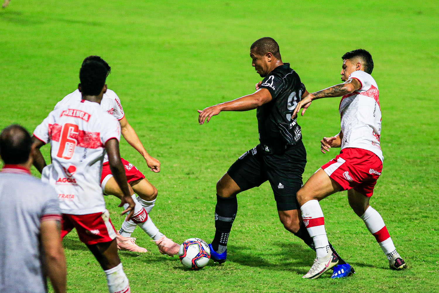 Mesmo com um a mais, CRB amarga empate com a Ponte Preta no Rei Pelé: 1 a 1