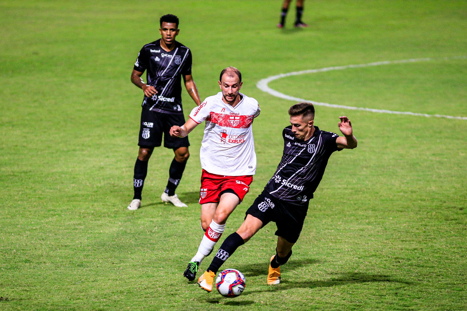 Mesmo com um a mais, CRB amarga empate com a Ponte Preta no Rei Pelé: 1 a 1